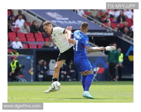 足球明星进场时背包揭秘视频引发热议球迷热情高涨